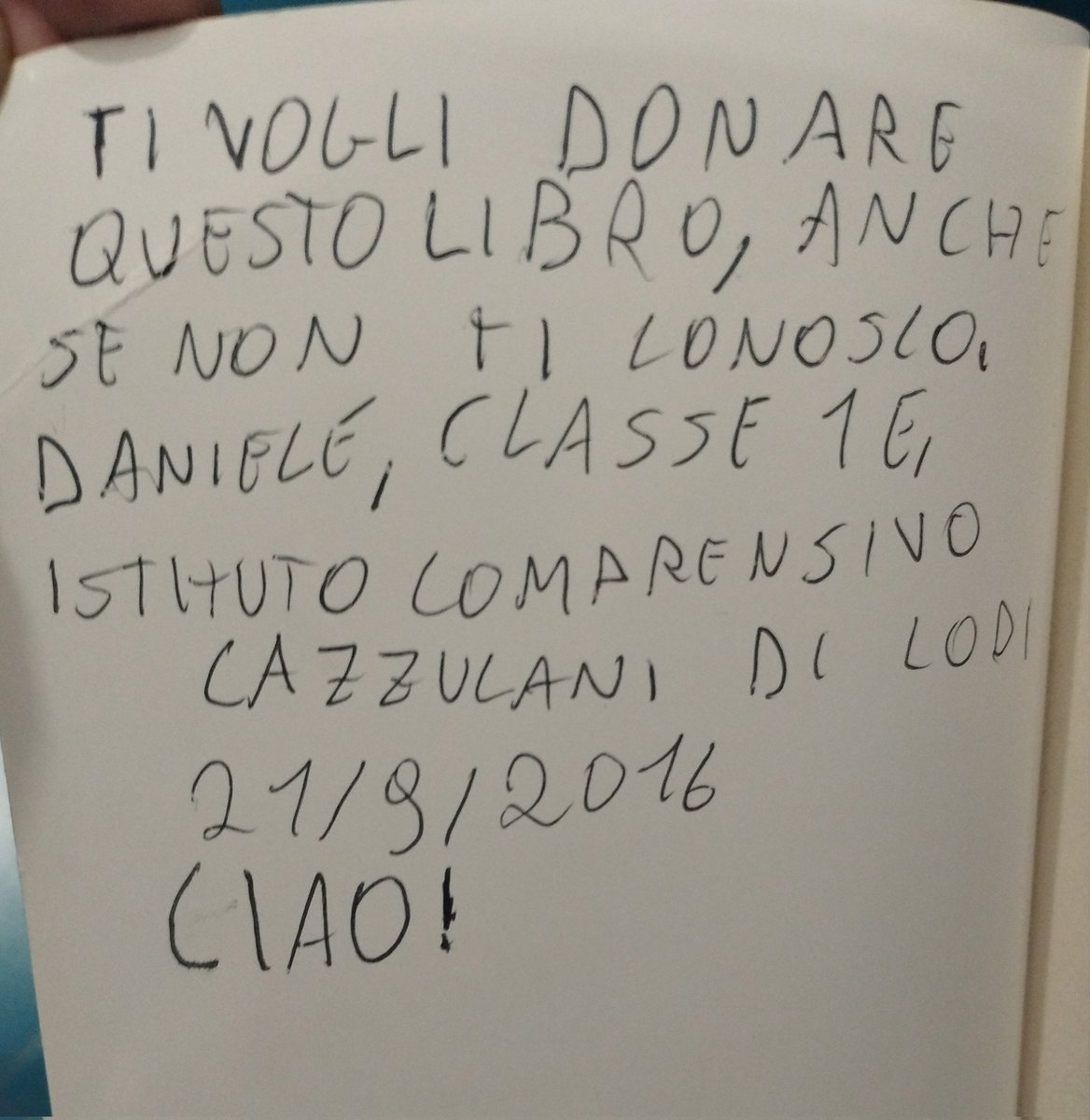 magaolimpia's tweet photo. Quest' estate Alice ha comprato un libro su una bancarella e ci ha trovato dentro una dedica. Mi piace pensare che il libro abbia viaggiato tra tante piccole mani prima di arrivare a noi.
Mi aiutate con un retweet così vediamo se riusciamo a ricostruire la storia di questo libro? https://t.co/3Zq9Gw7bg3