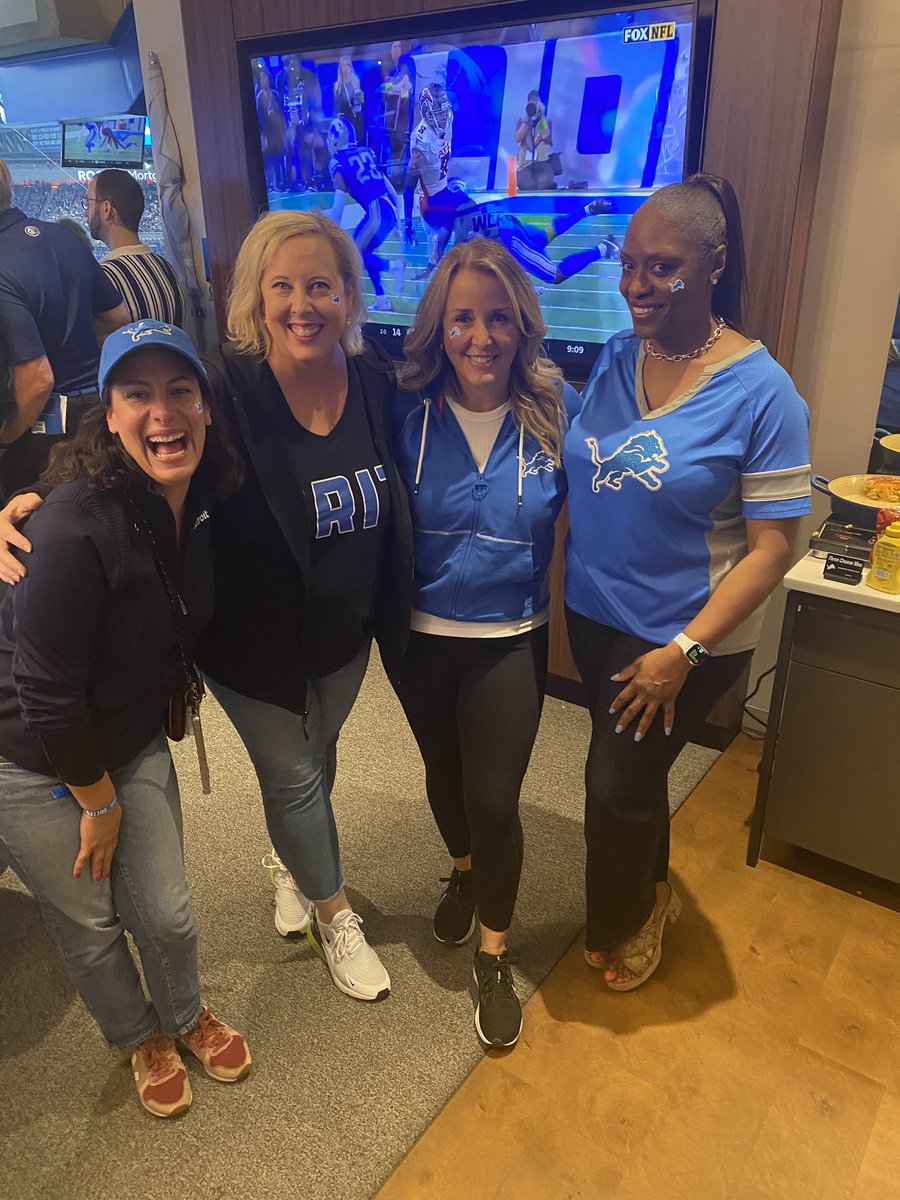 DETROITrightnow's tweet photo. @visitdetroit is cheering on the @DetroitLionsPro and we are looking for win #onepride https://t.co/ThIQj3s6fV