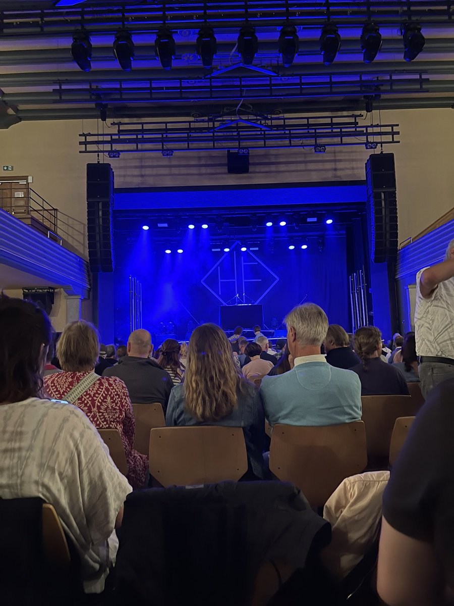 redtestwine's tweet image. #Homefree #Zürich ให้คอยนานจัง จะ 2 ทุ่มละ อยากฟังเพลง มากกว่า เสียงคุยกันแซ่วเลย