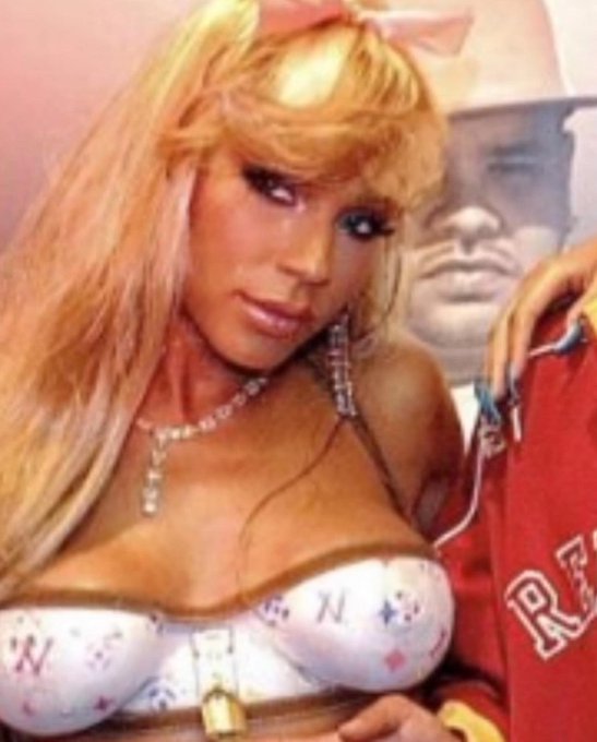 Airbrushing by Mablacas 🍒 https://t.co/n97C0LAy9d