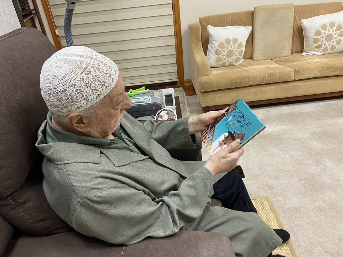 sureyyakitap's tweet photo. Muhterem Fethullah Gülen Hocaefendi’nin yıllar evvel minberden îrad ettiği, gönüllere hitap eden hutbeleri “Gönül Nağmeleri Hutbeler” adıyla kitaplaştırıldı. 

Kitabın Hocamıza arz edildiği andan iki kare..

https://t.co/gOam0Nhwif

 #hutbeler #fethullahgülen #süreyyakitap https://t.co/3Z6YDEc9QK