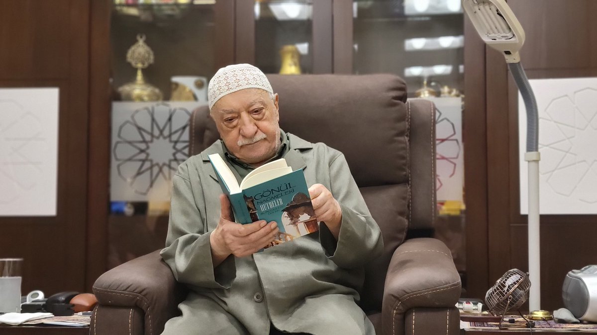 sureyyakitap's tweet photo. Muhterem Fethullah Gülen Hocaefendi’nin yıllar evvel minberden îrad ettiği, gönüllere hitap eden hutbeleri “Gönül Nağmeleri Hutbeler” adıyla kitaplaştırıldı. 

Kitabın Hocamıza arz edildiği andan iki kare..

https://t.co/gOam0Nhwif

 #hutbeler #fethullahgülen #süreyyakitap https://t.co/3Z6YDEc9QK