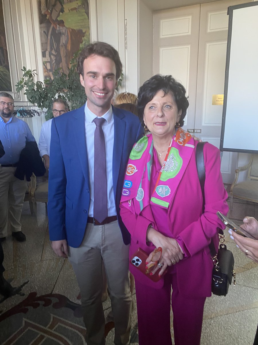 Charrier_B's tweet photo. Après l’effort, la victoire et le réconfort ! 🥂
Félicitations @CBonfantiDossat et @GaetanMalange !  #electionssenatoriales https://t.co/LUofHtqejY