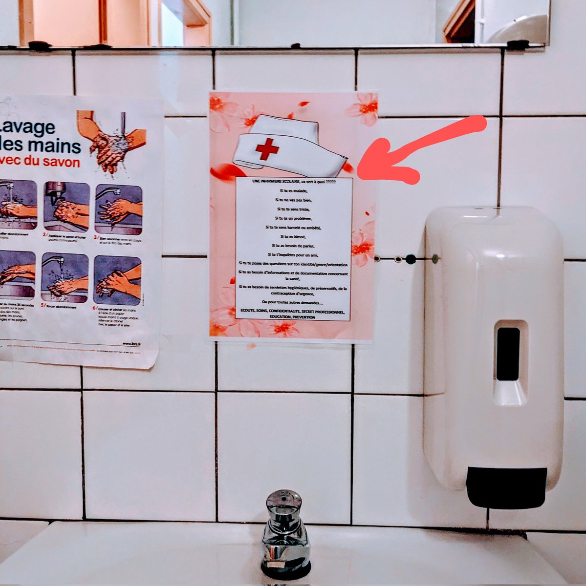 Dans les toilettes élèves d'un collège, cette affiche très percutante. 
"Une #infirmière scolaire, ça sert à quoi? 
- si tu es malade
- si tu ne te sens pas bien
- si tu te sens triste
- si tu te sens harcelé ou embêté 
- si tu t'inquiètes pour un ami"...
#NAH