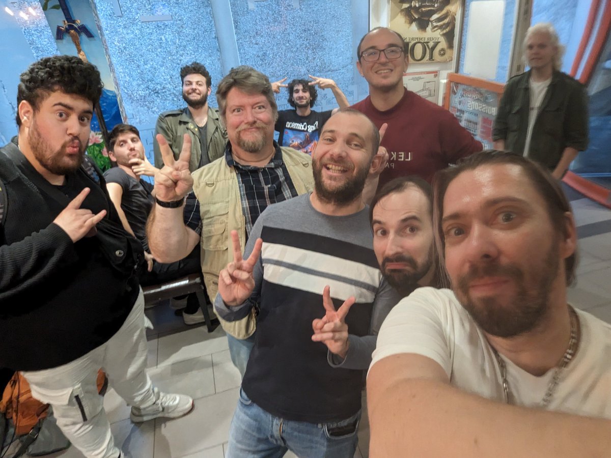 ExtraLifeCafe's tweet photo. Day 792 :

Quand les étoiles s'alignent encore mieux que dans Hokuto no Ken, des belles choses peuvent avoir lieux !

Aujourd'hui au café c'est la rencontre de @Max_Hoareau et de l'équipe d' @EzEdward1 ! https://t.co/QpC91c53rW