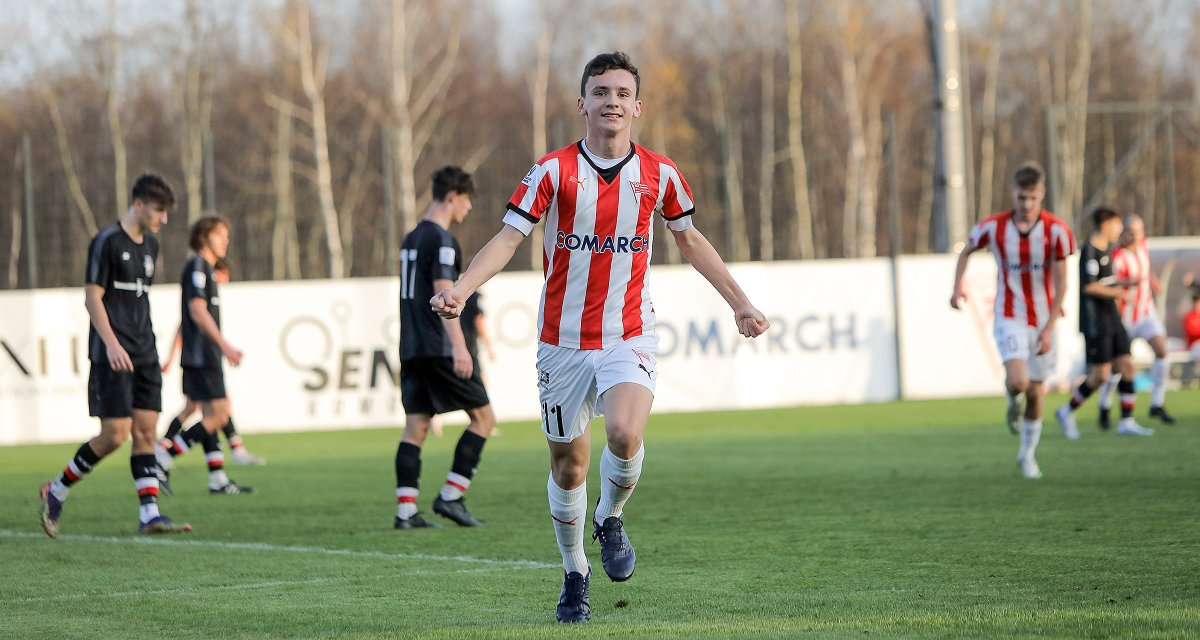 𝑯𝒂𝒕-𝒕𝒓𝒊𝒄𝒌 🤩

Grad bramek, ale przede wszystkim komplet zwycięstw. Oto miniony weekend w wykonaniu naszych drużyn grających w Centralnych Ligach Juniorów 👇

𝑼-𝟏𝟗 | 4:2 vs <a href="/AkademiaJagi/">Akademia Jagiellonii</a> 
𝑼-𝟏𝟕 | 5:4 vs <a href="/AkademiaStali/">AP Stal Rzeszów</a> 
𝑼-𝟏𝟓 | 2:1 vs KKP Korona