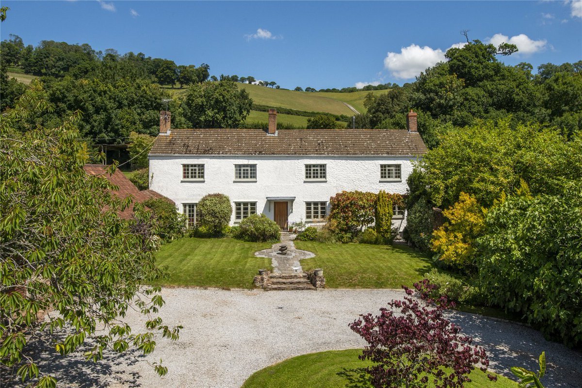 Looking for a home for your horses? @CountryandTown lists its best #equestrianproperties on the market right now, featuring three #equestrianhomes for sale with #JacksonStops. countryandtownhouse.com/cth-life/prope… #equestrian #property #westsussex #somerset #devon #propertyexperts