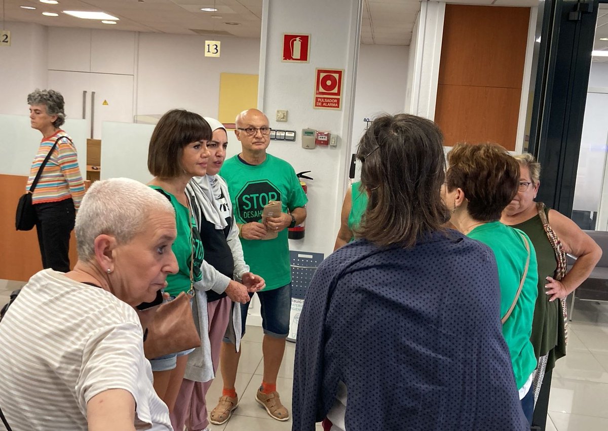 Hola <a href="/bbva/">BBVA</a> 
Estamos ocupando vuestra oficina en el #PratDeLlobregat para exigir que se suspenda el #Desahucio de María del próximo Miércoles
11 Octubre en
#TorrellesDeLlobregat
No nos iremos sin,,,,, #SolucionMaria 
✊🏽✊🏽
x.com/PAHSantBoi/sta…
