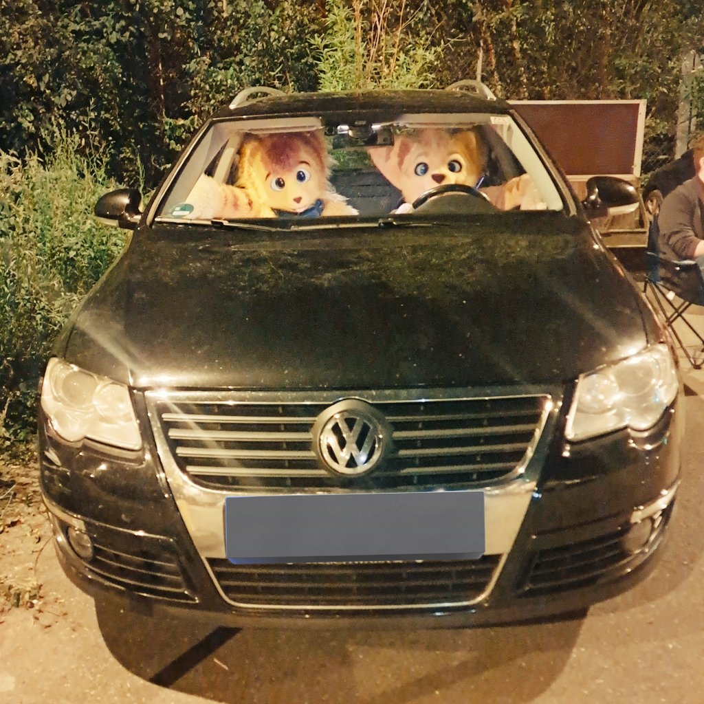 Vater <a href="/ShizahLombax/">Shizah 🇩🇪</a> geht mit seinem Sohn auf die ersten Fahrstunden zu ^w^~

Ob das wohl gut geht?