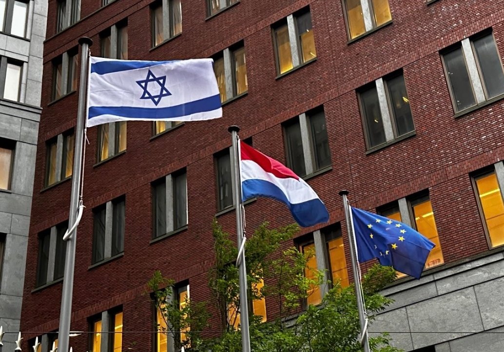 The Dutch government opts for escalation and provocation by openly supporting a terrorist state that ignores UN resolutions and human rights and terrorizes the Palestinian population. The consequences are for their own account. 👎

#FreePalastine 
#NotMyGovernment