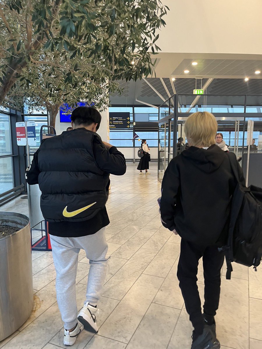 UW_esports's tweet photo. ／
　デンマーク到着🇩🇰
＼

長時間の移動お疲れ様でした！✈️

無事チェックイン。

選手達のオフショット第二弾💪

色んな想いを背負った背中が大きく見えます😭

#UWWIN #UW https://t.co/bWjutWTzSc
