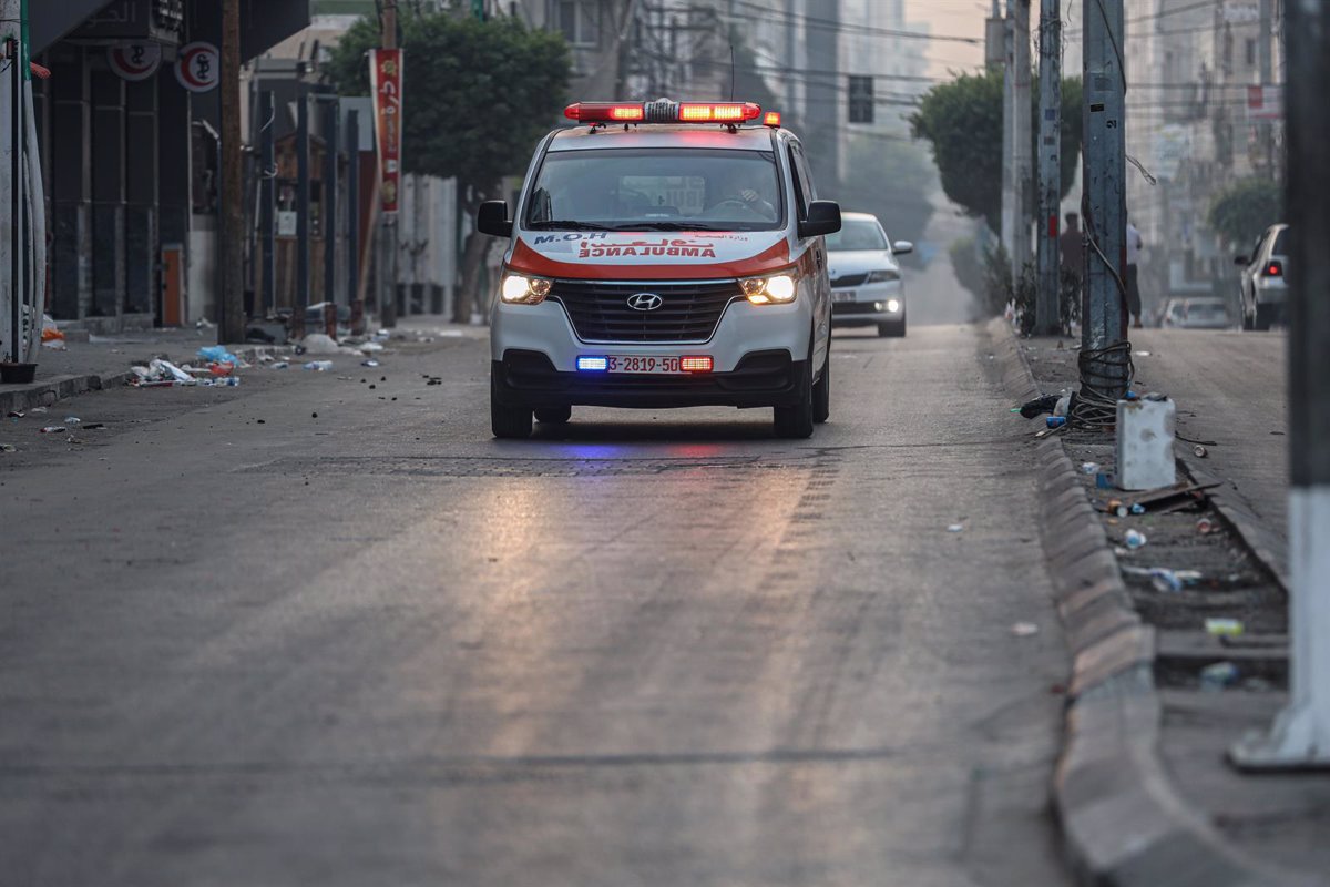 europapress's tweet photo. La ONG Médicos sin Fronteras (MSF) denuncia ataques israelíes contra sus ambulancias en la Franja de Gaza https://t.co/5sS8Tp7VwL https://t.co/a7gskM27RM