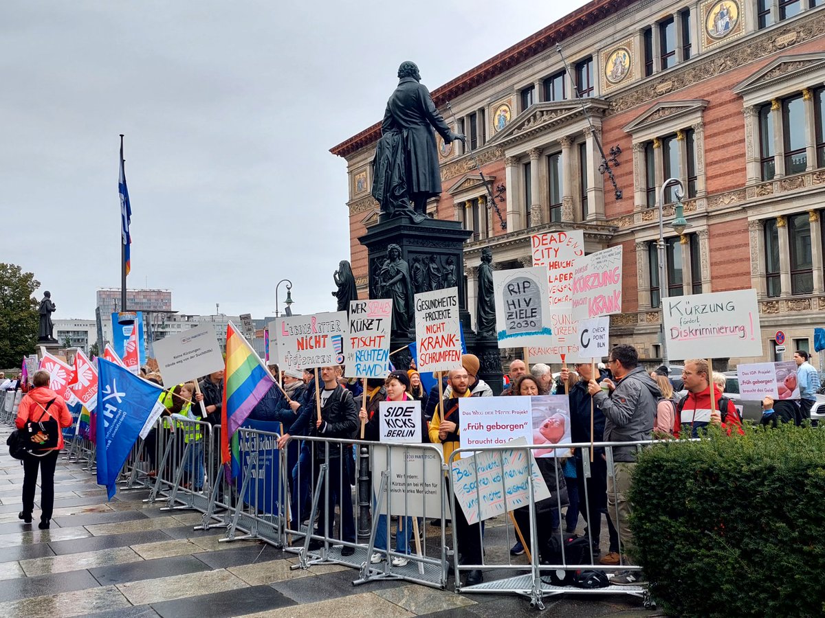 ParitaetBerlin's tweet photo. Keine Kürzungen bei Gesundheitsleistungen! Wir protestieren vor dem @AGH_Berlin und fordern zusammen mit unseren Mitgliedern: Mehr Geld für die #Schwangerschaftsberatung❗️Keine Kürzungen bei #Suchthilfe, Prävention, Selbsthilfe oder medizinischer Versorgung obdachloser Menschen❗️ https://t.co/gL3GGSpFuz