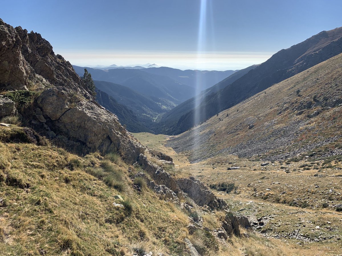 quimboucomics's tweet photo. Excursió al Pirineu (04-2023)

A mitja pujada, un #voltor comú reposa en una roca propera i gairebé no el veiem.

#catalunya #catalonia #catalogne #muntanya #mountains #montagnes #pirineu #excursio #excursion #trekking https://t.co/5HWjiMfgZa