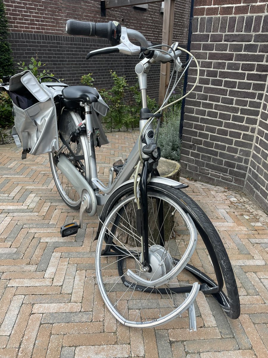 MelatiH's tweet photo. @Lansingerland Vanochtend weer bebloede mensen geholpen. Dit is het zoveelste ongeluk in het fietstunneltje onder de N209. Die bocht is veel te scherp! https://t.co/ZxHWuau238