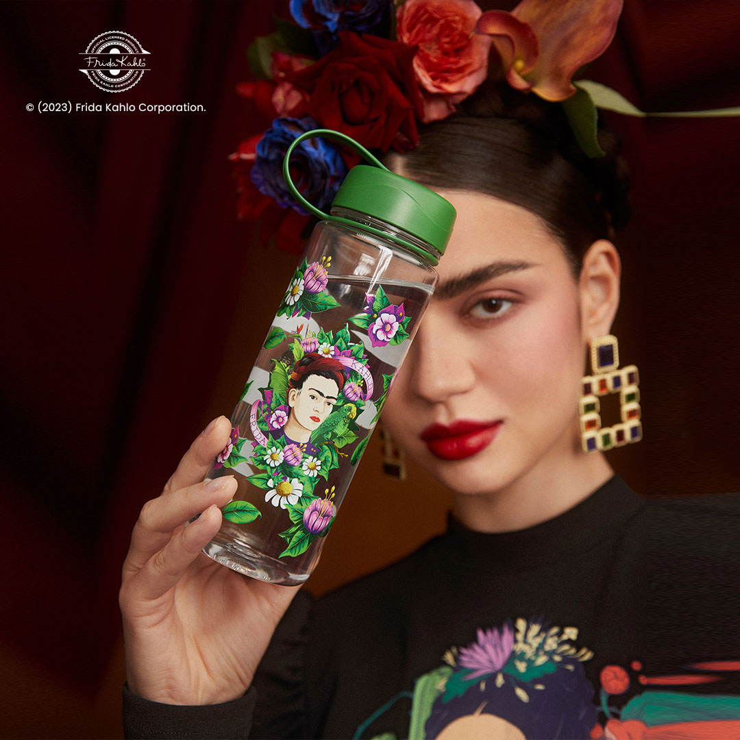 SHEIN_AR's tweet photo. ุงูุชุดูู ู
ุฌู
ูุนุฉ SHEIN x Frida Kahlo ููุฎุฑูู / ุงูุดุชุงุก ุญูุซ ุงุณุชุญูุฐ ู
ุตู
ู
ูู SHEIN X ุนูู ุฌููุฑ ุงูููุงูุฉ ุงูู
ูุณูููุฉ ุงูุดููุฑุฉ ูู ูู ูุทุนุฉ - ู
ุฒูุฌ ู
ู ุงููู ูุงูุนุงุทูุฉ ุงูุฐู ูุฌุจ ุนููู ุฅุถุงูุชู ุฅูู ุฎุฒุงูุฉ ู
ูุงุจุณู! ๐นโจ
#SHEINxFridaKahlo #FridaKahlo #SHEIN #SHEINforAll #SHEINX https://t.co/dEwBVZKLy5