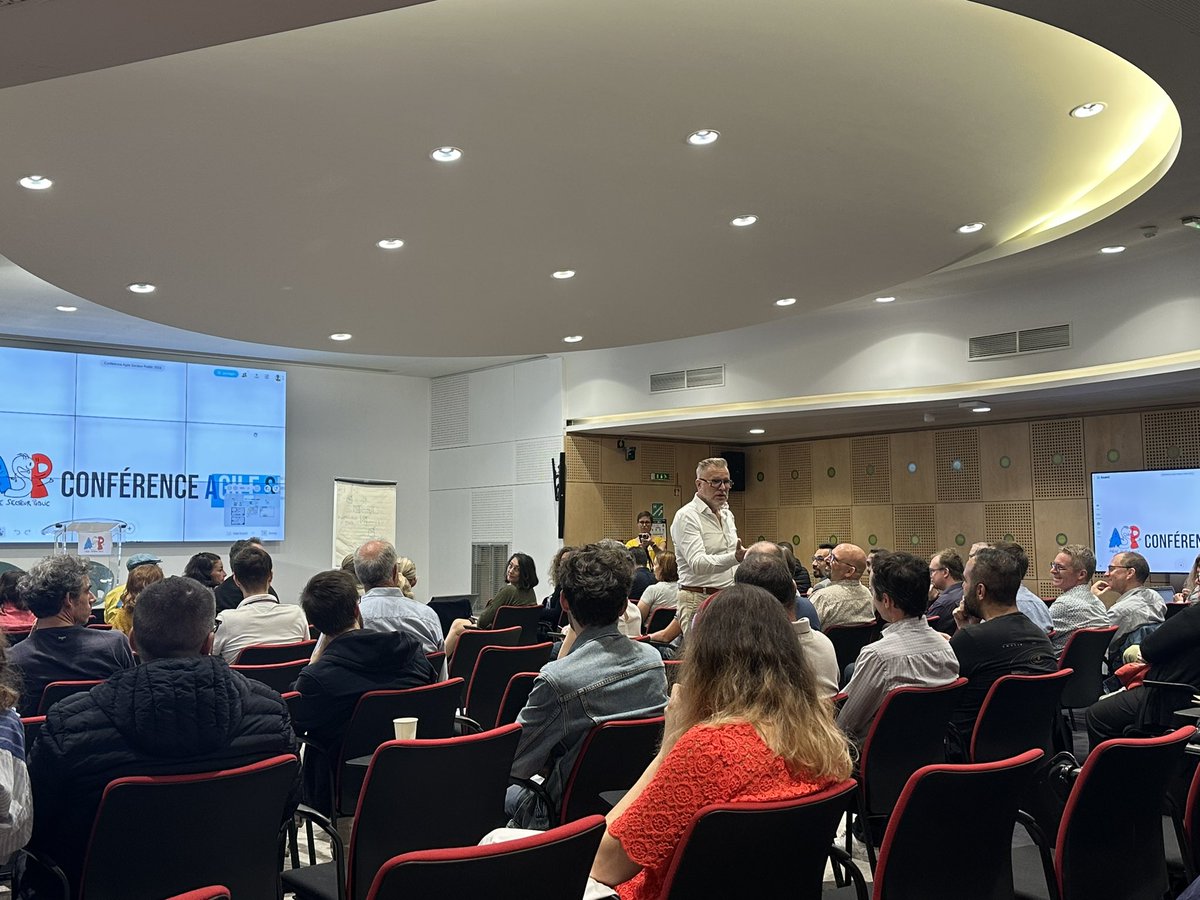 La conférence agile secteur public démarre 🎈🎈 avec <a href="/arievanbennekum/">Arie van Bennekum</a> après une belle intro de <a href="/AgilitatrPublic/">Fabrice Bloch</a> 🎉🤩
#asp23 #casp2023 #talk