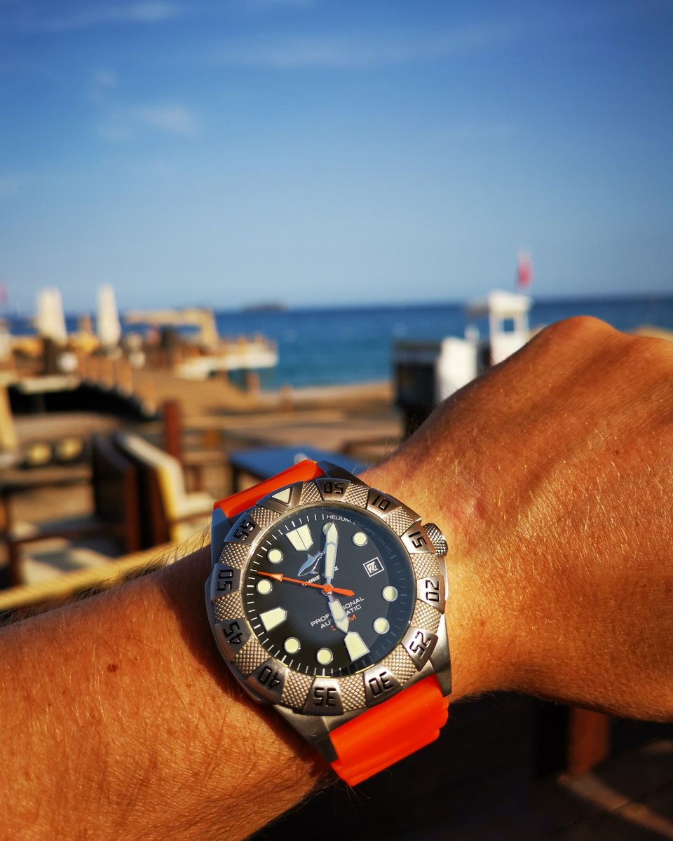We wish you a good start into the new week 🙂 Let's beat the Monday blues and start up the day with positive vibes! ☀️🌊👍 #chrisbenz #chrisbenzwatches #sharkproof #divewatch #deep #automaticdiver #mondaymotivation