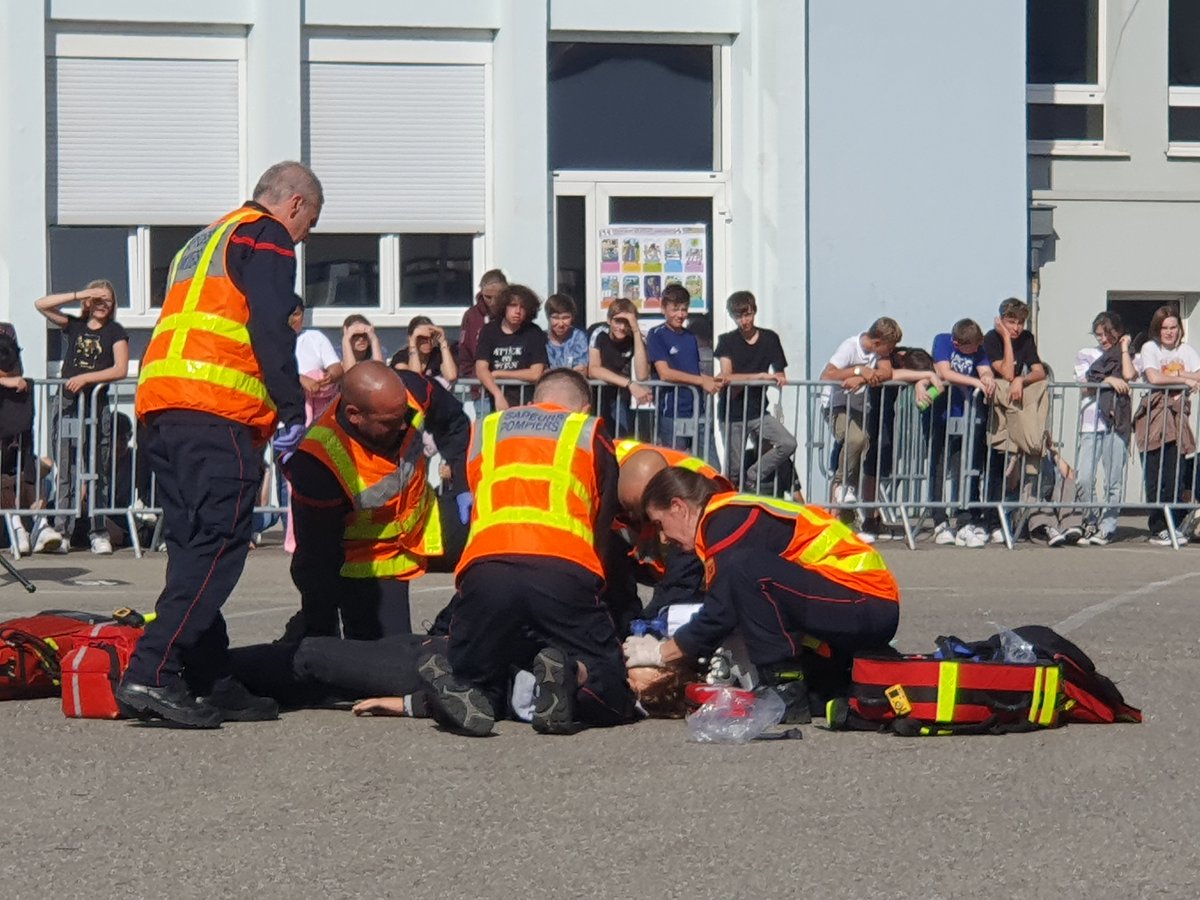 Prefet68's tweet photo. Les 2 & 3/10, une action de sensibilisation à la #securiteroutiere a été menée par le bureau sécurité routière et coordination de la DDT du #HautRhin à #Issenheim
Objectif🎯 Sensibiliser les élèves de l'institution Champagnat aux dangers de la route et aux comportements dangereux https://t.co/IsjggNk1mQ