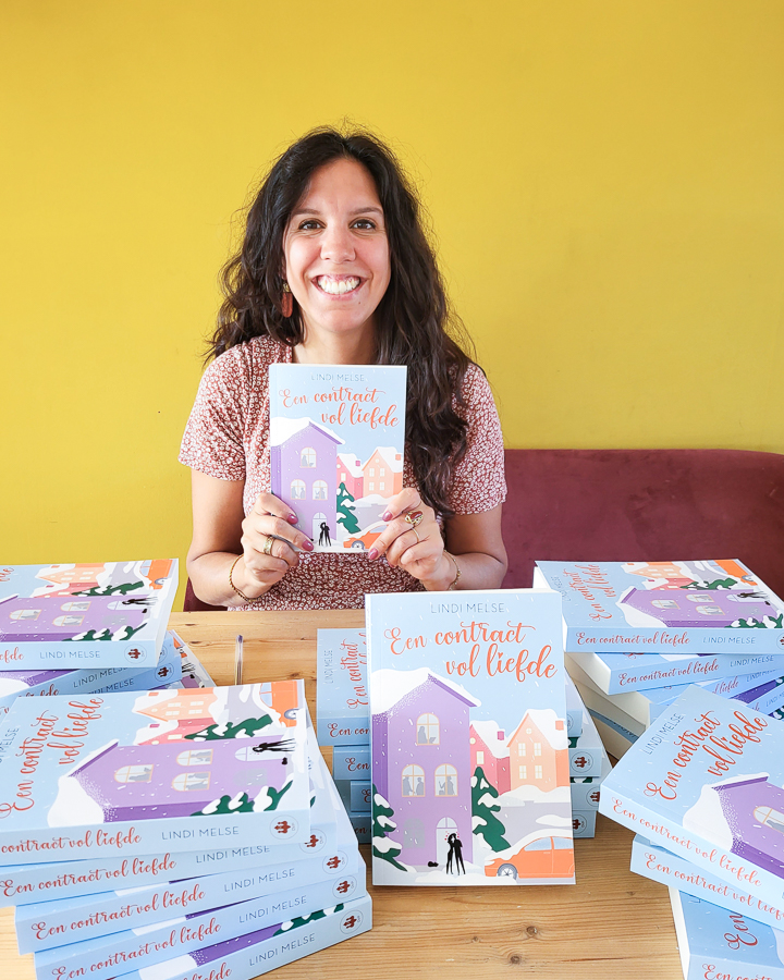Yes! Vanaf vandaag is mijn roman Een contract vol liefde verkrijgbaar bij de (online) boekhandels als paperback en e-book. Het luisterboek volgt zsm 🙂