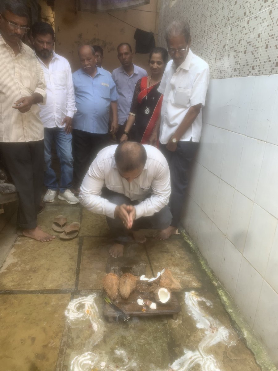 GaneshShetty009's tweet photo. दिंडोशी विधानसभा प्रभाग क्रमांक ३७ भा.ज.पा. नगरसेविका सौ @pratibha_hemant  व उ प जि मुंबई उपाध्यक्ष श्री @hemantshinde511 यांच्या प्रयत्नाने तानाजी नगर मातादीन यादव चाळ येथे शौचालय दुरुस्तीकरण कामाचे भूमिपूजन समारंभ करण्यात आले

@BJP4Mumbai 
@MPLodha @BhatkhalkarA 
@AmeetSatam https://t.co/A6mNHR3SNx