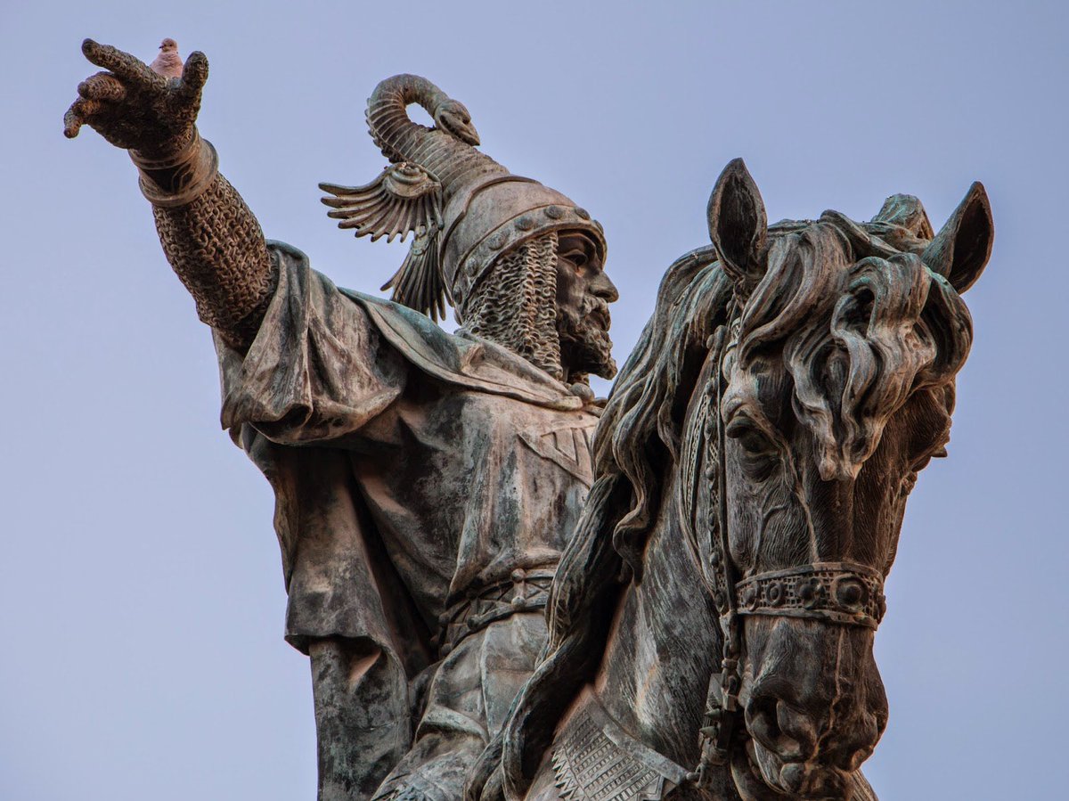 vox_es's tweet photo. ⚔ Tal día como hoy de 1238, el Rey Jaime I entraba victorioso en la ciudad de Valencia, reconquistada al invasor musulmán.

Orgullosos de nuestro grandioso y heroico pasado 💪🇪🇸

¡Y feliz día a todos los valencianos! https://t.co/M67QUeYewz