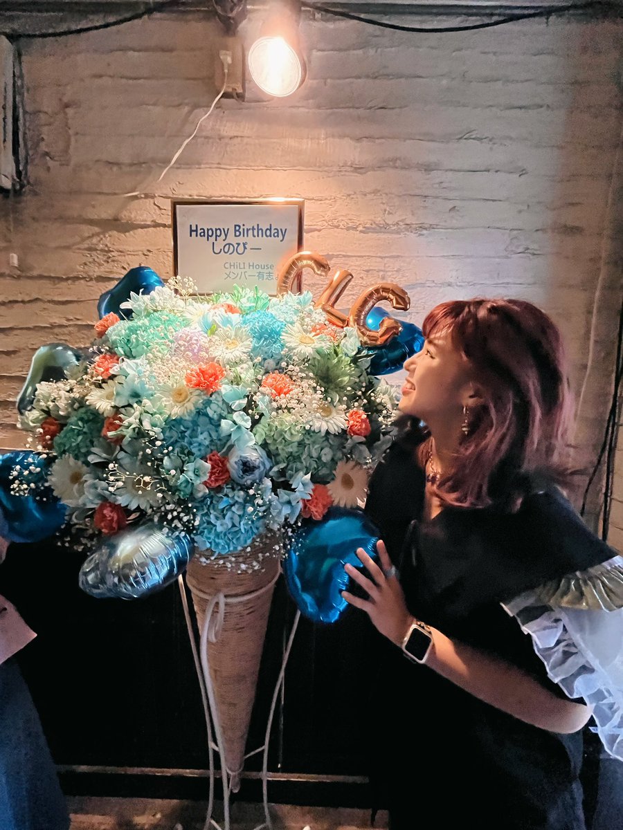 shinobu_clg's tweet photo. #ラヴスパイスバースデー
最高のお誕生日になりました🌈💙🩵
みんな本当にありがとう！
今年はまだまだチリガールからお知らせやリリースあるのでお楽しみにね💋💋💋
#チリハウス ハウスメンバーからのお花もCLGカラー満載でめちゃくちゃ可愛い🦋🦊🕌 https://t.co/iltjfWlVQR