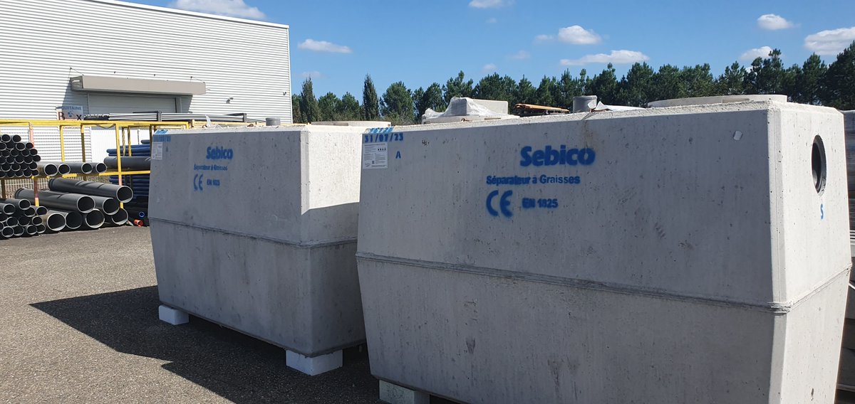 [#CHANTIER] Les #séparateurs de graisse sont prêts à être installés ! Ils attendent patiemment à l'#agence H-TUBE #Comaplast à Saint-Avit, avant de partir sur un chantier à #Mimizan 📍(40)