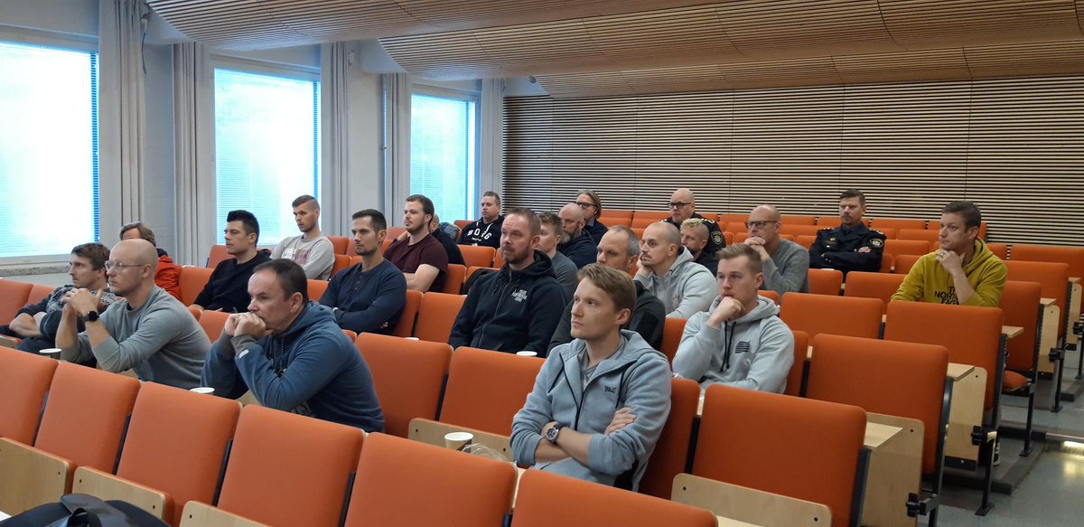 kymenpelastus's tweet photo. Pelastuslaitoksen ensihoidon oppisopimuskoulutus perustasolle käynnistyi tänään. Koulutukseen osallistuu 15 henkilöä. Tavoitteena on vahvistaa pelastajien osaamista perustason ensihoitaja- tutkinnolla, joka on suojattu sosiaali- ja terveydenhuollon tutkintonimike. 
#ensihoito https://t.co/Bjo884DKCO