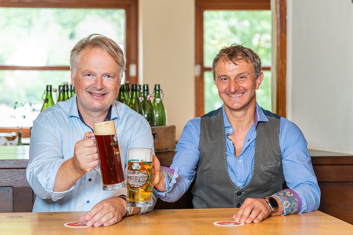 KronesAG's tweet photo. Eichhofen's traditional #brewery had a moment of shock - their bottle washer is down! 😮🍻
But luckily, Krones' subsidiary #ecomac organised a rapid replacement. Just four weeks later, a #Krones Lavatec KEK replaced the Steinecker line from 1986.
👉More in our comment! https://t.co/2RPZevPMUB