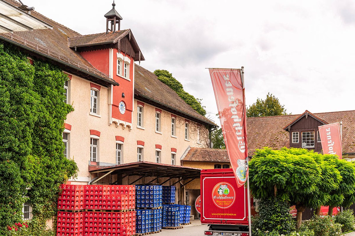 KronesAG's tweet photo. Eichhofen's traditional #brewery had a moment of shock - their bottle washer is down! 😮🍻
But luckily, Krones' subsidiary #ecomac organised a rapid replacement. Just four weeks later, a #Krones Lavatec KEK replaced the Steinecker line from 1986.
👉More in our comment! https://t.co/2RPZevPMUB