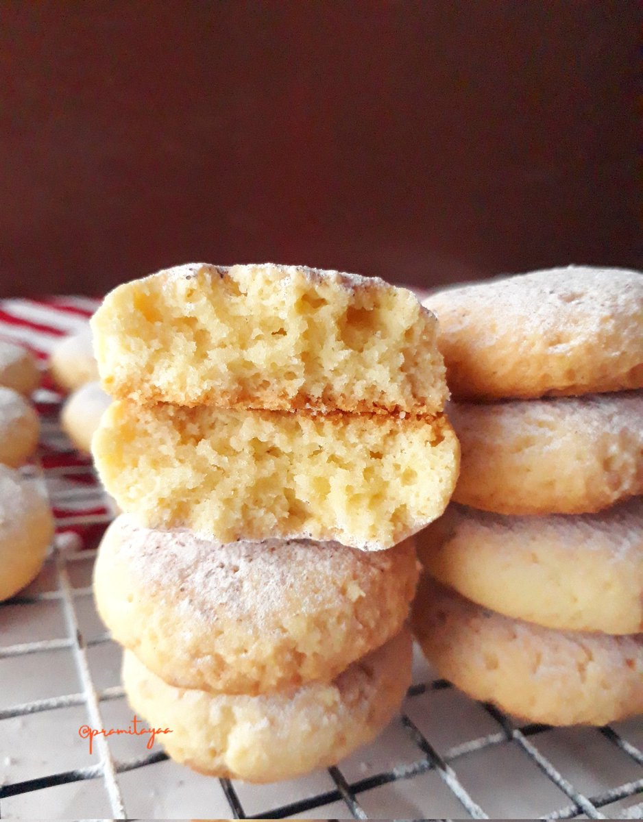 pramitayaa's tweet photo. Cream Cheese bisa jadi Cookies lho dan rasanya enaak bgt, creamy dan wangi😍

Memperkenalkan: CREAM CHEESE COOKIES❤👇

Resepnya simple banget:
125 gr butter
120 gr cream cheese dari Bega
1 btr kuning telur
200 gr tepung protein rendah
1/2 sdt garam
1/2 sdt baking powder 

Tambahan:
Gula halus untuk taburan
Kayu manis bubuk (opsional)
#resepbakingmita
