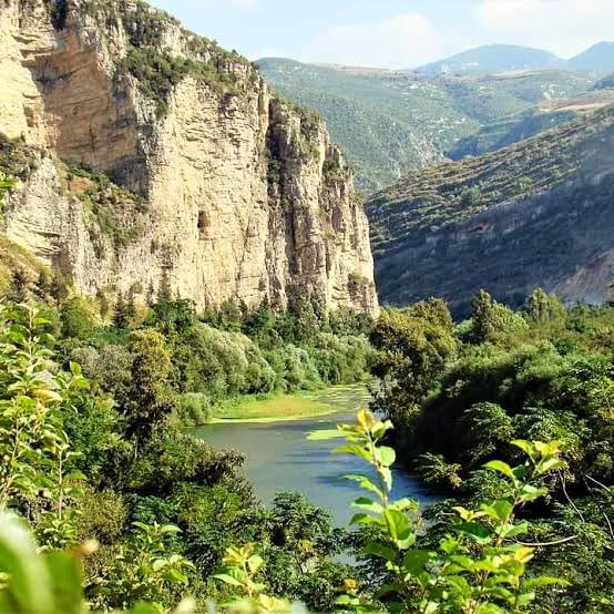 SamandagTV's tweet photo. 📍Asi Nehri (Orontes Nehri)

Lübnan’ın Bekaa Vadisinden doğarak Hatay’ın Samandağ ilçesinde Akdeniz’e dökülür.

Dünyadaki bütün nehirler Kuzeyden Güneye doğru akarken, Asi Nehri Güneyden kuzeye doğru akar.

Asi adını bu nedenle almıştır.

#Hatay #Antakya #Samandağ https://t.co/tfHxoW0AAy