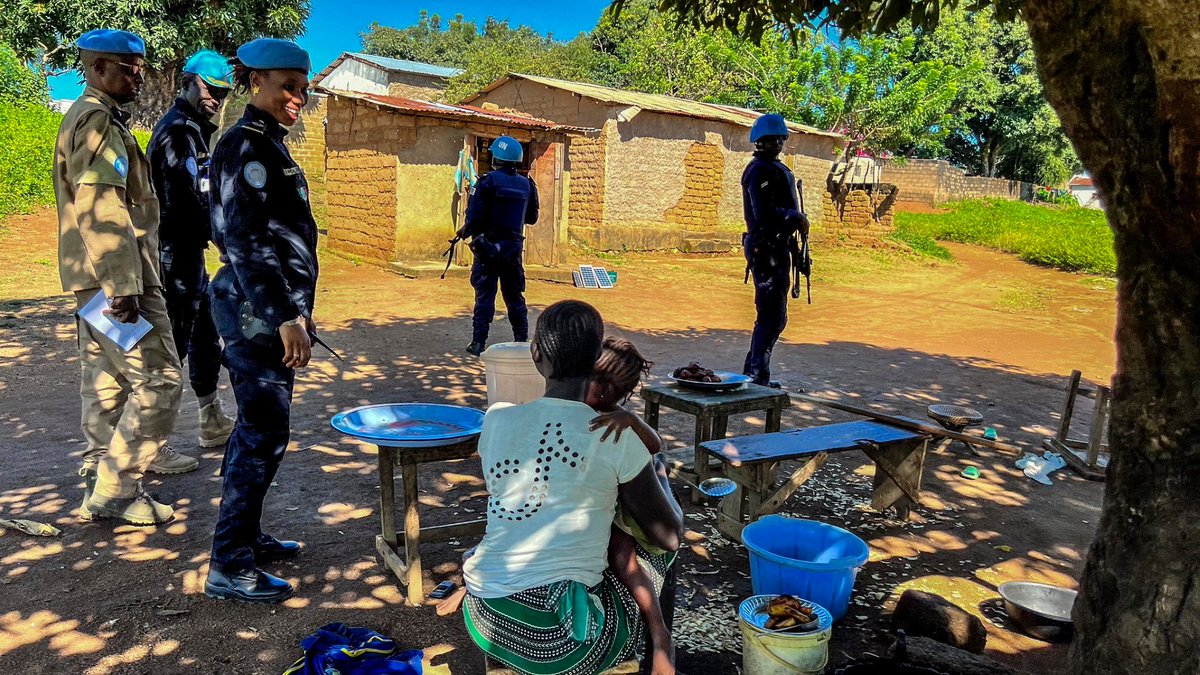 La @UNPOL_RCA lors d’une patrouille pédestre dans les rues de Bouar, en #RCA🇨🇫. Une activité régulièrement menée par les Casques bleus, afin d’assurer la protection des civils et dissuader toute attaque.
#PeaceBegins