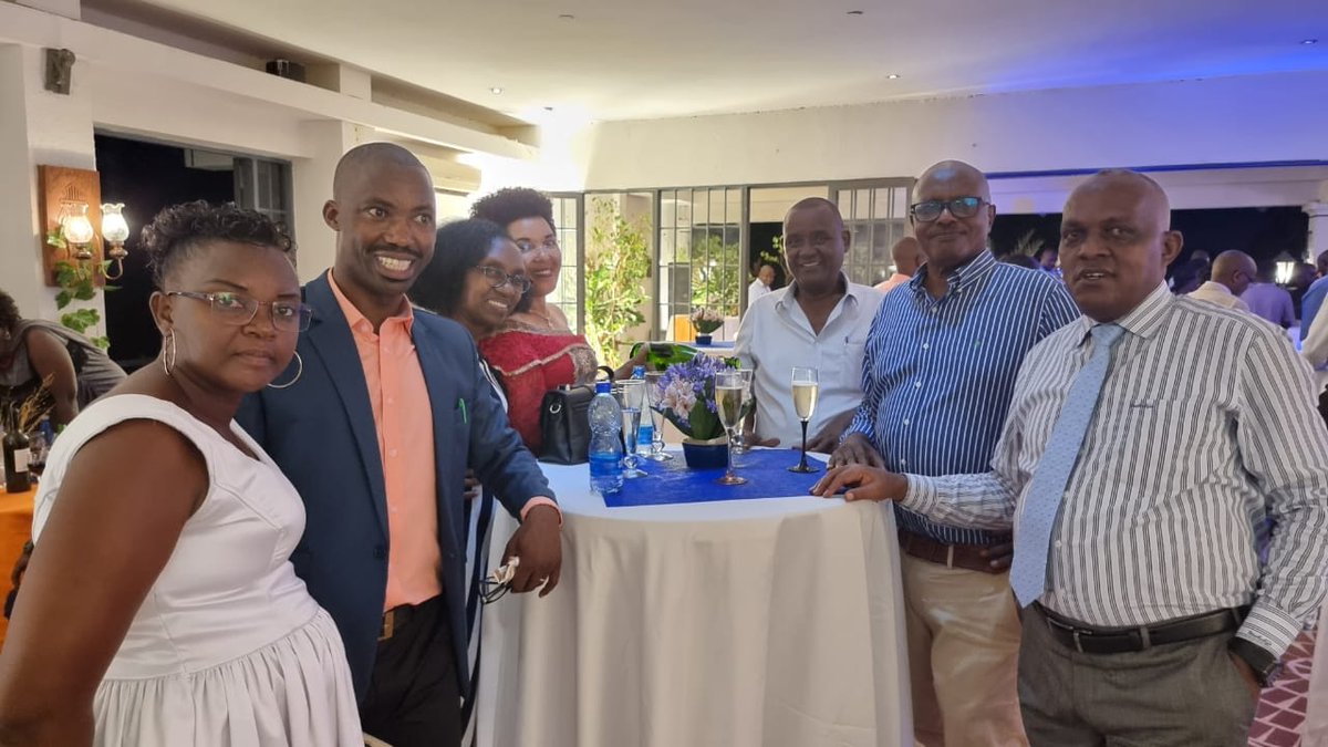 BmbcBi's tweet image. Pendant son allocution, le directeur général de #BMBC a rappelé la bravoure de cette banque qui n’a pas hésité de coopérer avec #BMBC en matière de construction des maisons.

@AlsinIranzi @ESingirankabo  @MweneKajekurya @ImicokamaRadio @RT_Isanganiro  @Mutorejeannemi @RTNBurundi