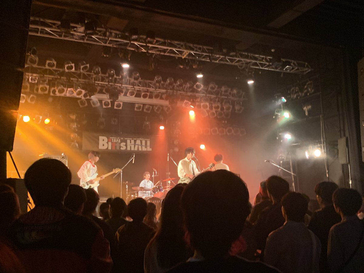 tops_inc's tweet photo. 🌸SCRAMBLE11🌸
本編7組目 LycoRis(@LycoRis__209 )
やさしいロックが沁みます、、😌
夕暮れ時の今にぴったりなライブでした🫶
いよいよトリ前!お次はEiHilEです!
#SCRAMBLE11 https://t.co/MrvSeUPVZl