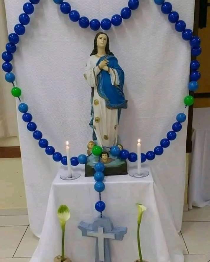 AlesandroJR's tweet photo. ROZARI TAKATIFU, MATENDO YA FURAHA (Jumatatu na Jumamosi)

1. Tendo la kwanza; Malaika Gabrieli anampasha habari Maria kuwa atakuwa Mama wa Mungu. Tumwombe Mungu atujalie unyenyekevu.

2. Tendo la pili; Maria Mtakatifu anakwenda kumtembelea Elizabeti. Tumwombe Mungu atujalie mapendo ya jirani.

3. Tendo la tatu; Yesu anazaliwa Betlehemu. Tumwombe Mungu atujalie moyo wa ufukara.

4. Tendo la nne; Yesu anatolewa
hekaluni. Tumwombe Mungu atujalie usafi wa moyo.

5. Tendo la tano; Maria anamkuta Yesu hekaluni. Tumwombe Mungu atujalie kuwatii wakubwa wetu.