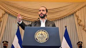 alertanoti's tweet photo. "LO MEJOR QUE LE PODRÍA PASAR AL PUEBLO PALESTINO ES QUE HAMÁS DESAPAREZCA", BUKELE

El mandatario salvadoreño, Nayib Bukele se pronunció frente al conflicto bélico entre Palestina e Israel. 

"Como salvadoreño con ascendencia palestina, estoy seguro de que lo mejor que le podría pasar al pueblo palestino es que Hamás desaparezca por completo", dijo.

Nayib Bukele calificó como "bestias salvaje" al grupo armado Hamás. 

"No representan a los palestinos", agregó el presidente de El Salvador @nayibbukele

"Cualquiera que apoye la causa palestina cometería un gran error al ponerse del lado de esos criminales", expresó. 

Bukele hizo una comparación con los pandilleros terroristas. 

"Sería como si los salvadoreños nos hubiéramos puesto del lado de los terroristas de la MS13, sólo porque compartimos ancestros o nacionalidad. Lo mejor que nos pasó como nación fue deshacernos de esos violadores y asesinos y dejar que la gente buena prosperara", afirmó.

"Los palestinos deberían hacer lo mismo: deshacerse de esos animales y dejar que la gente buena prospere. Ésa es la única manera de avanzar", apuntó.

El ejército israelí ejecuta una oleada intensa de ataques sobre Gaza después de que Hamás, el grupo militante islamista que controla este territorio, sorprendiera con un asalto coordinado lanzando cientos de cohetes y penetrando en el sur de Israel.