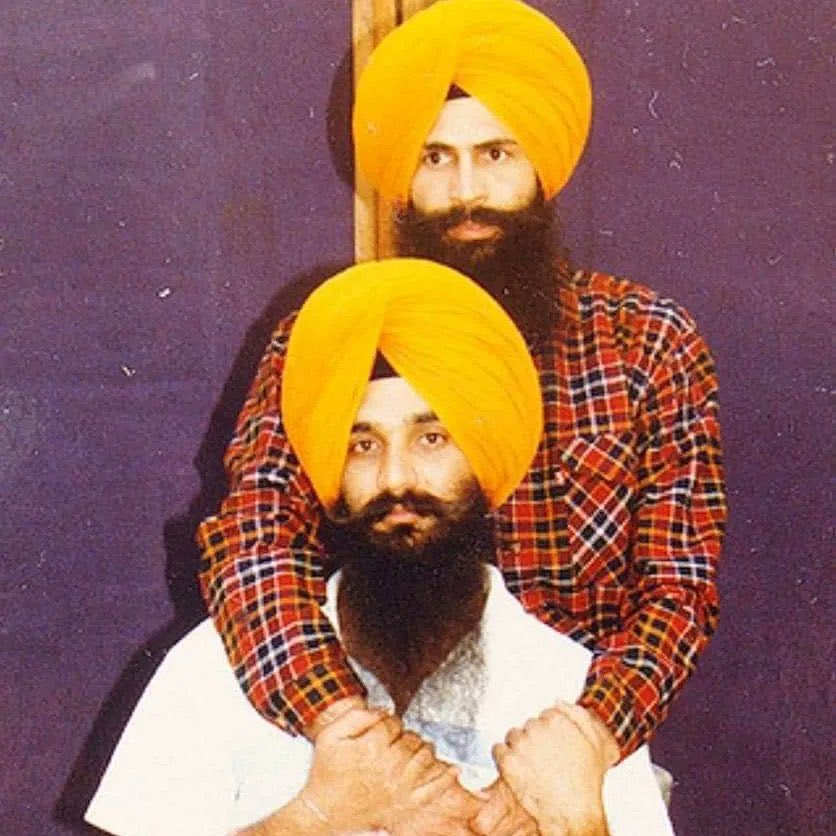 Naaj30's tweet photo. ਅਨੁਸਾਰ ਹਰਮਿੰਦਰ ਸਾਹਿਬ ਤੇ ਮੈਲੀ ਅੱਖ ਰੱਖ ਕੇ ਹਮਲਾ ਕਰਨ ਵਾਲੇ ਨੂੰ ਧੁਰ ਦੀ ਟਿਕਟ ਕਰਾਉਣ ਤੇ ਅੱਜ ਦੇ ਦਿਨ 9ਅਕਤੂਬਰ 1992 ਨੂੰ ਫ਼ਾਂਸੀ  ਦੇ ਕੇ ਸ਼ਹੀਦ ਕਰ ਦਿੱਤਾ ਤੇ ਦੋਵੇਂ ਸਿੰਘ ਕਲਗੀਧਰ ਦੀ ਗੋਦ ਵਿੱਚ ਜਾ ਬਿਰਾਜੇ🙏
ਯੋਧਿਆ ਦੀਆਂ ਸ਼ਹਾਦਤਾਂ ਨੂੰ ਕੋਟਾਨ ਕੋਟ ਸਿਜਦੇ 🙏 https://t.co/8Vzdl5nyY7