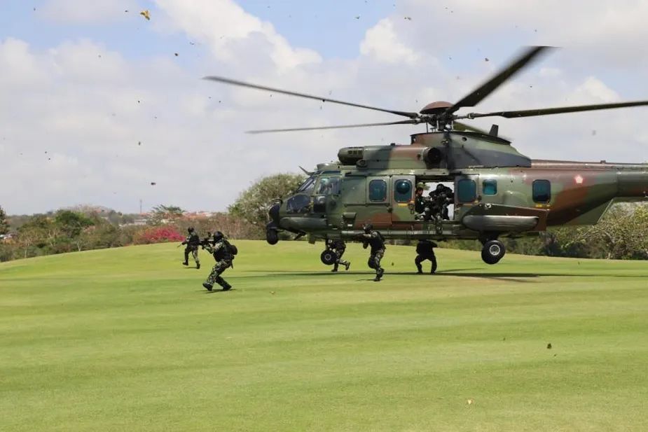 Jatosint's tweet photo. Indonesian Military #TNI Special Operations Command #SOCOM #KOOPSSUS has deployed its personnel to Bali to help secure the first Archipelagic and Island States (AIS) Forum Summit

They are also equipped with anti-drone system(s)

📸@Puspen_TNI https://t.co/oKi8RIjMyV