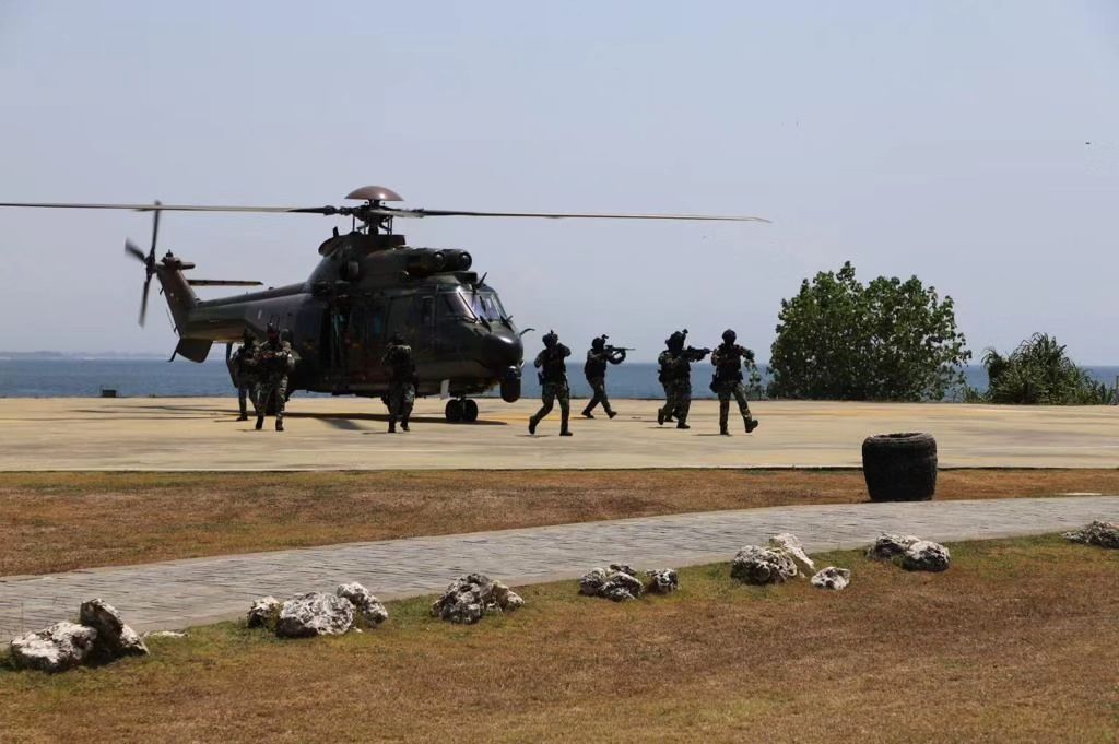 Jatosint's tweet photo. Indonesian Military #TNI Special Operations Command #SOCOM #KOOPSSUS has deployed its personnel to Bali to help secure the first Archipelagic and Island States (AIS) Forum Summit

They are also equipped with anti-drone system(s)

📸@Puspen_TNI https://t.co/oKi8RIjMyV