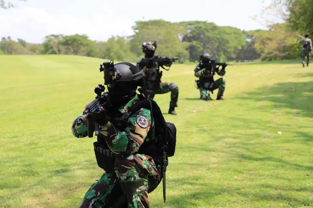 Jatosint's tweet photo. Indonesian Military #TNI Special Operations Command #SOCOM #KOOPSSUS has deployed its personnel to Bali to help secure the first Archipelagic and Island States (AIS) Forum Summit

They are also equipped with anti-drone system(s)

📸@Puspen_TNI https://t.co/oKi8RIjMyV
