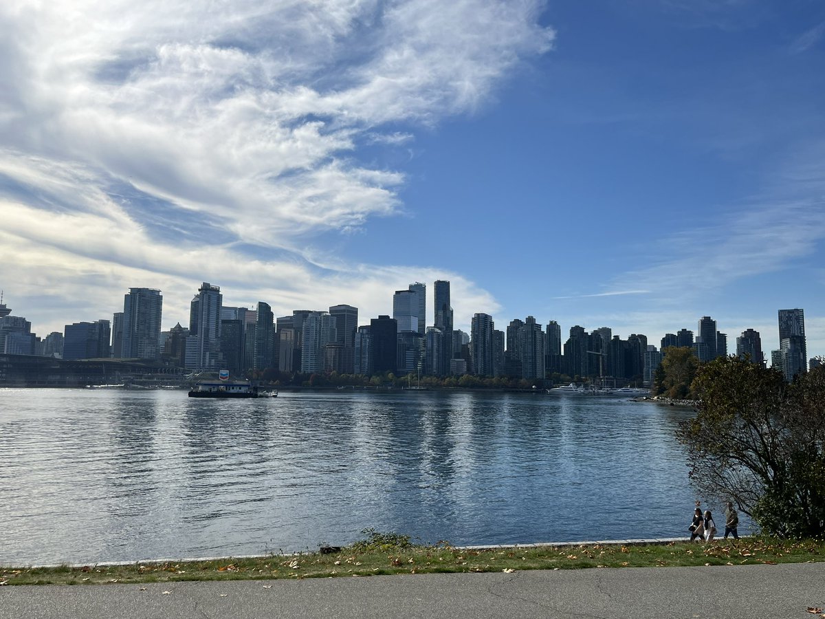 JuliaW604's tweet photo. Thankful for friends, family &amp; and living in this beautiful city! Happy Thanksgiving everyone. https://t.co/B8FHlLXIhg