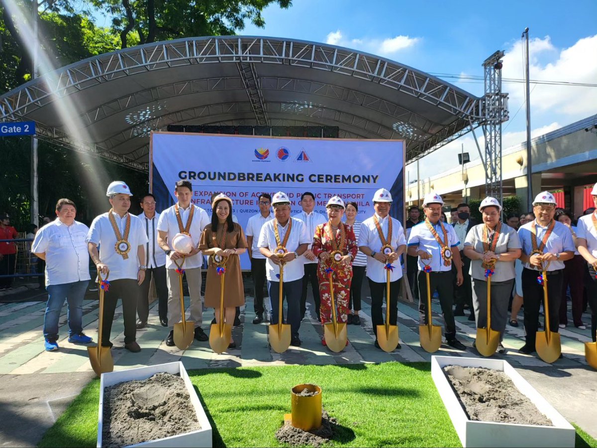 QCMayorJoy's tweet photo. Groundbreaking Ceremony: Expansion of Active and Public Transport Infrastructure in Quezon City, Metro Manila

Ginanap ngayong araw ang groundbreaking ceremony para sa pagpapalawak ng pedestrian at bike lanes sa lungsod Quezon para sa mas ligtas, sustainable... https://t.co/0covKKsX6m