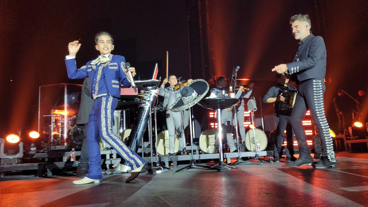 ZambranoABC7's tweet photo. Mexican singer Alejandro Fernández shared the stage tonight with an 11-year-old fan, Eduardo Antonio Trevino.  @alexoficial @ABC7Chicago #HispanicHeritageMonth https://t.co/a2gmbphL8z