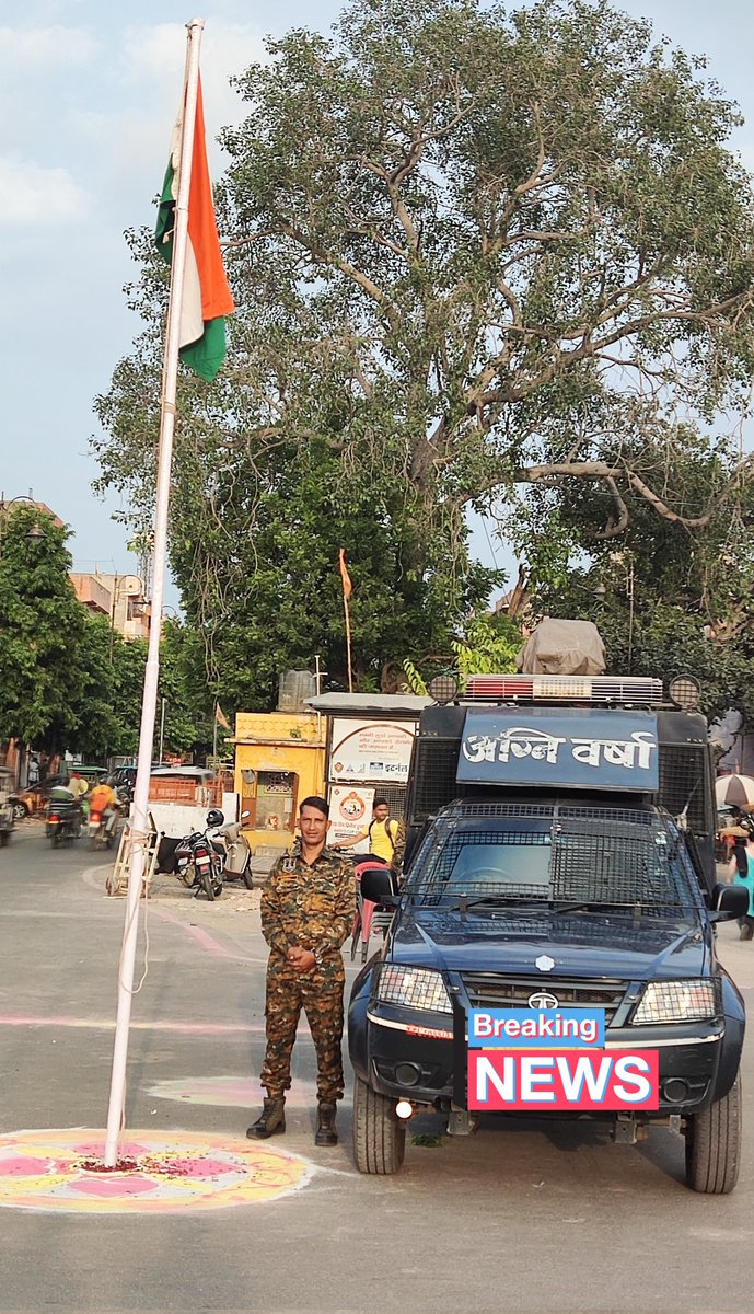माननीय मुख्यमंत्री श्री अशोक गहलोत जी आपके पास सिर्फ 2, 4 घंटे का वक्त है क्योंकि आचार संहिता लगने वाली है
जाते जाते पुलिस के जवानों को भी #ग्रेड_पे_3600 की सौगात देते जाओ

ये सिपाही आपको जीवन भर नहीं भूल पाएंगे 🙏🏻
यह बिन मां बाप के जवानों की आपसे आखिरी विनती है 🙏🏻
<a href="/ashokgehlot51/">Ashok Gehlot</a>