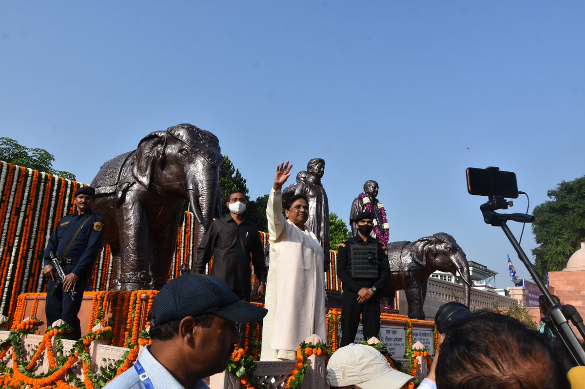 09-10-2023-BSP RELEASE-Behen Kum. Mayawati Ji during Bahujan Nayak Manyawar Shri Kanshi Ram Ji parinirvan diwas (death anniversary) programme at 9 Mall Avenue, BSP Central Camp office in Lucknow