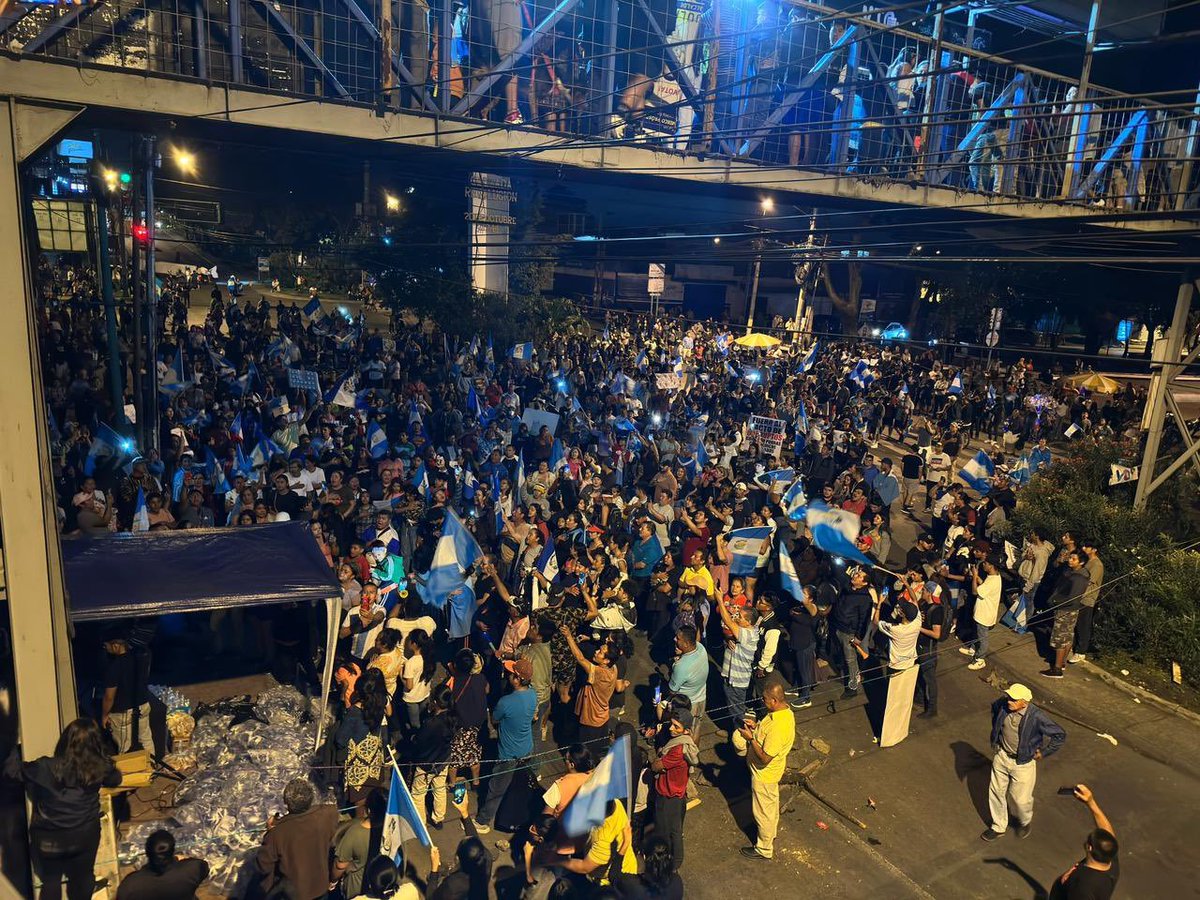 #Ahora | La ciudadanía en la #CalzadaSanJuan, ha salido de sus barrios a manifestarse pacíficamente a ritmo de música. Calles, calzadas, vías que generalmente están llenas de vehículos y de tráfico, hoy se vuelven humanas,  en #DefensaDeLaDemocracia 
📸@MarcosCahuex___