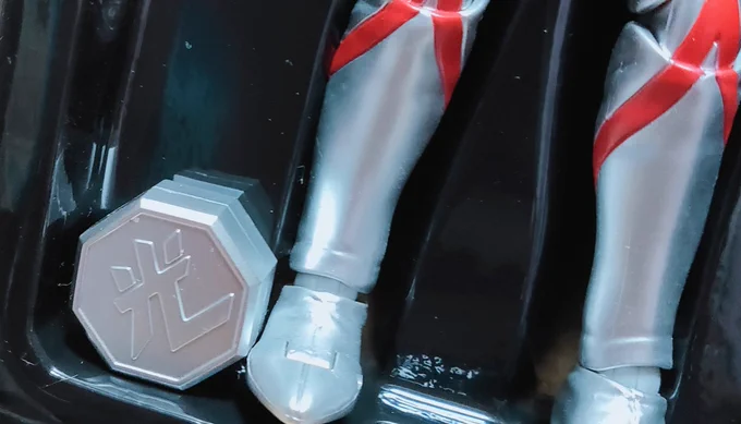 中華版#ウルトラマン フィギュア届いた(笑)バン○イや円○など記載無しSHFより昔のウルトラアクトに近いサイズなぜ、買ったのか?これ光スイッチを顔や胸に近づけると目とカラータイマー発光胸にもう一度スイッチでカラータイマーが赤く点滅するゾフィー既出 セブンは12月で予約してみた 