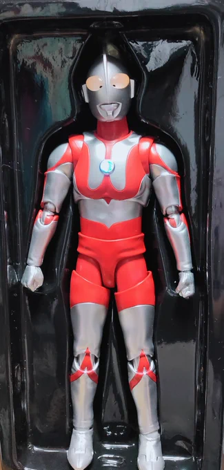 中華版#ウルトラマン フィギュア届いた(笑)バン○イや円○など記載無しSHFより昔のウルトラアクトに近いサイズなぜ、買ったのか?これ光スイッチを顔や胸に近づけると目とカラータイマー発光胸にもう一度スイッチでカラータイマーが赤く点滅するゾフィー既出 セブンは12月で予約してみた 